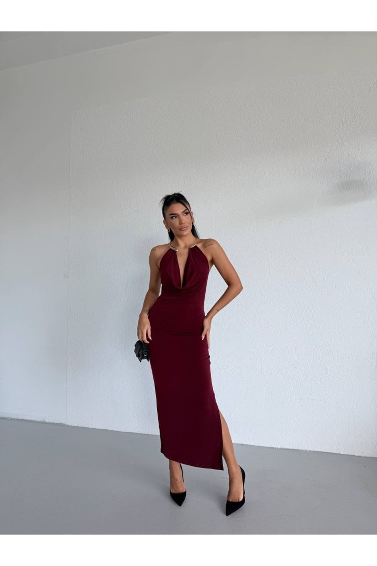 Kadın Boyun Aksesuarlı Halter Yaka Maxi Boy Sandy Kumaş Elbise