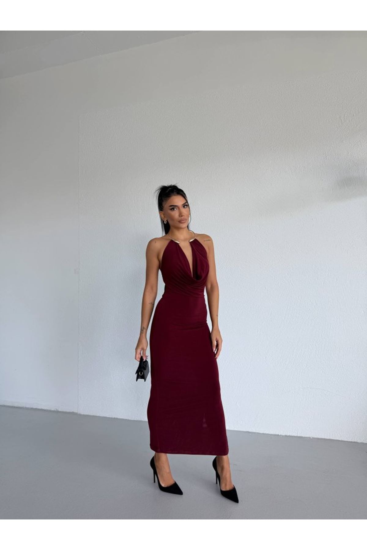 Kadın Boyun Aksesuarlı Halter Yaka Maxi Boy Sandy Kumaş Elbise