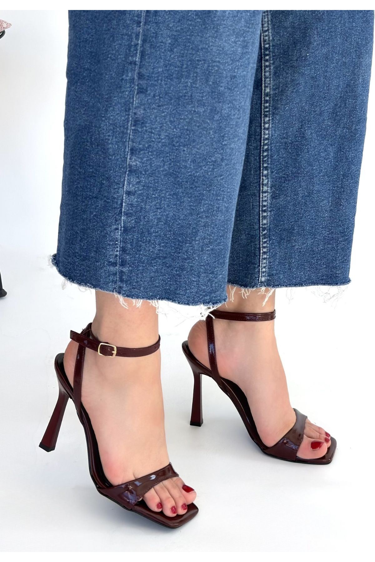 Jowin Bordo Rugan Topuklu Bilekten Kemerli Ayakkabı