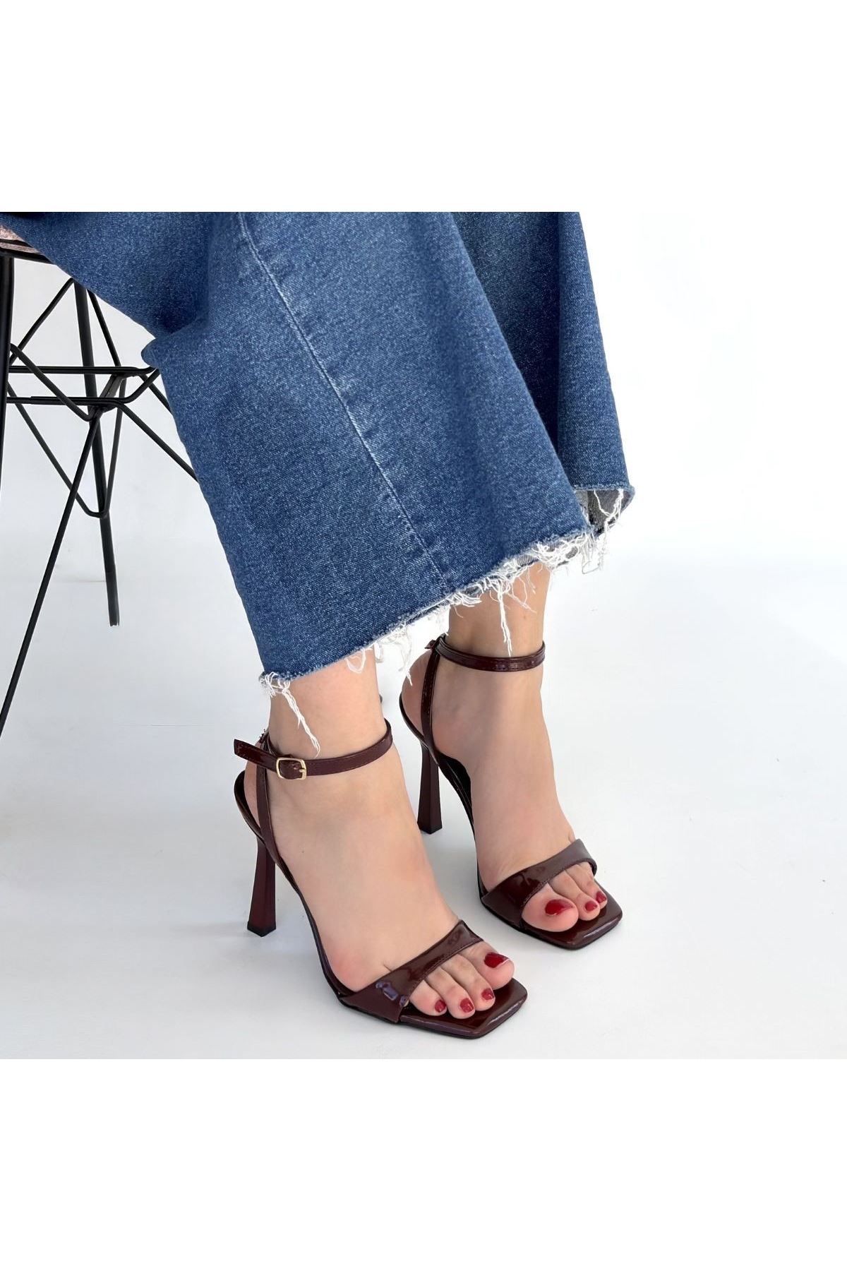 Jowin Bordo Rugan Topuklu Bilekten Kemerli Ayakkabı
