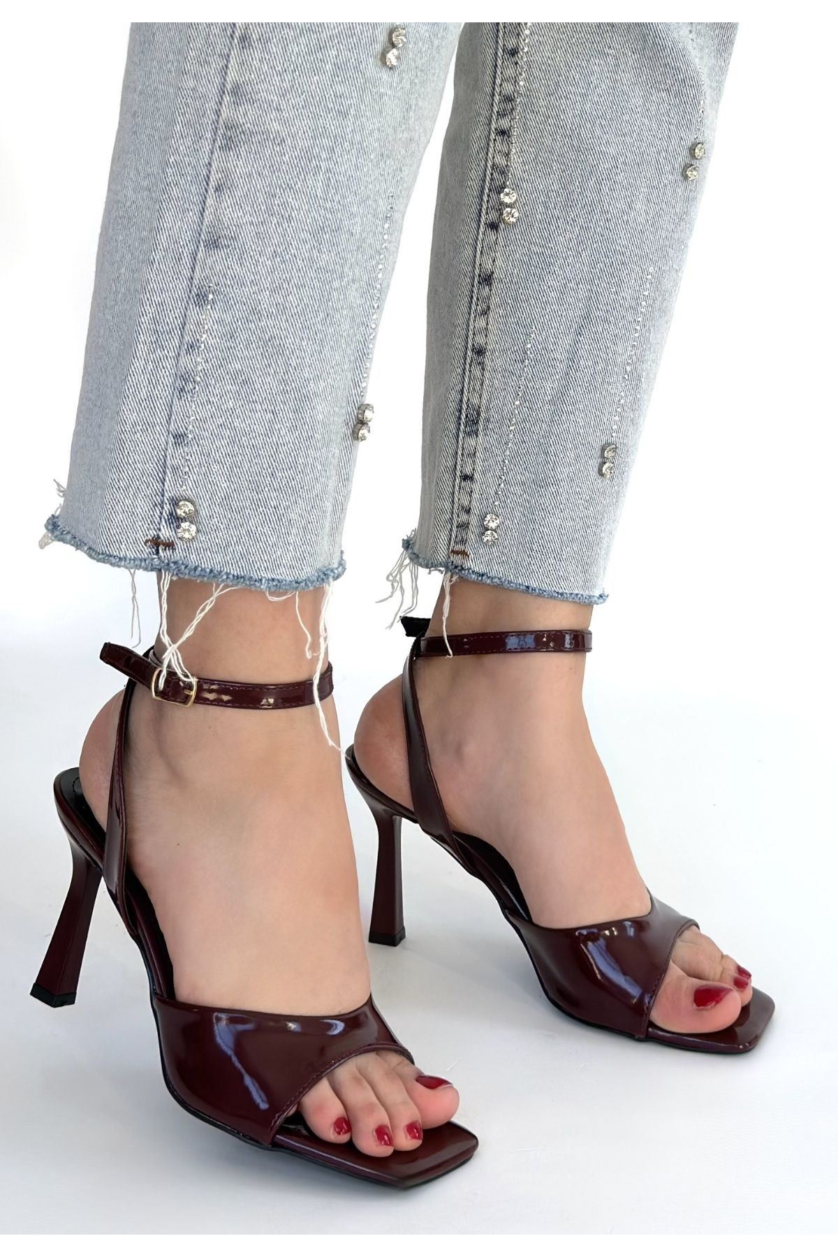 Soha Bordo Rugan Topuklu Bilekten Kemerli Ayakkabı