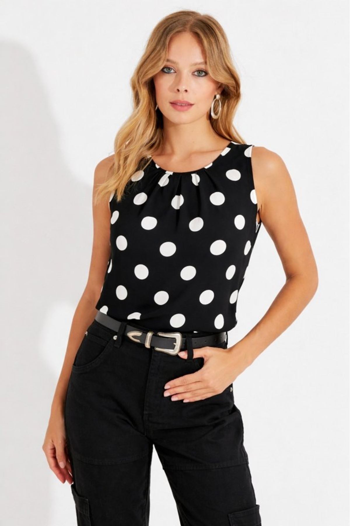 Kadın Askılı Yakası Büzgülü Puantiyeli Atlas Bluz