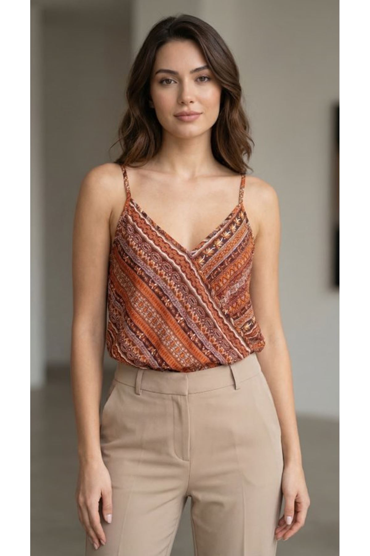 Kadın Ip Askılı V Yakalı Desenli Süprem Bluz