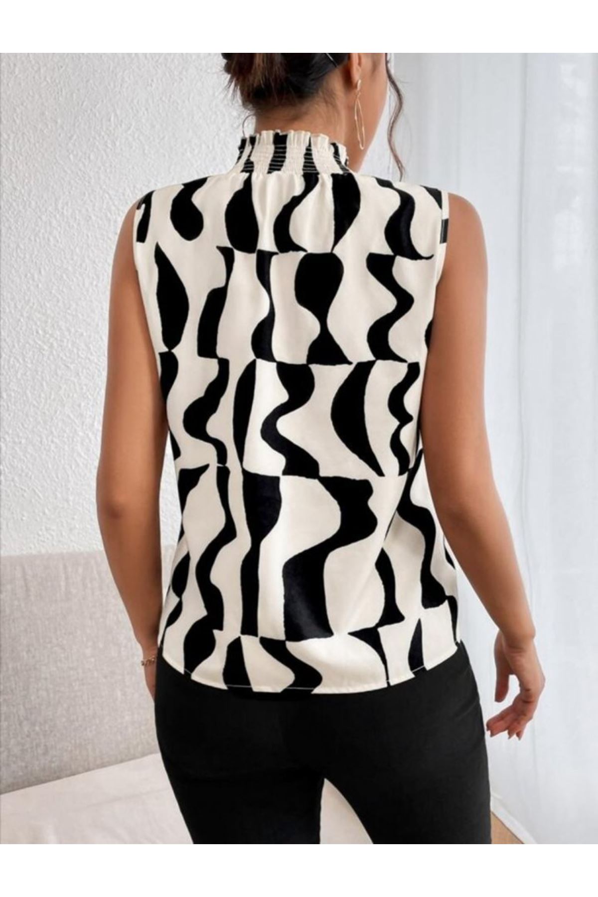 Kadın Kolsuz Balıkçı Yaka Desenli Süprem Bluz