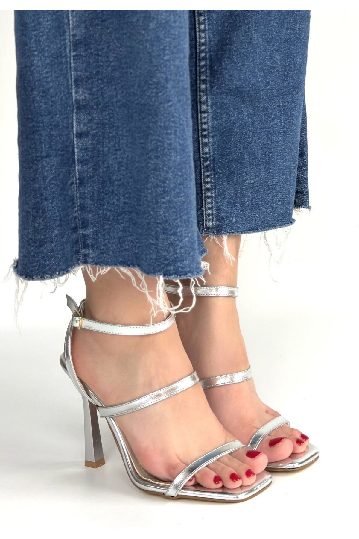 Umira Gümüş Rugan Topuklu Bilekten Kemerli Ayakkabı