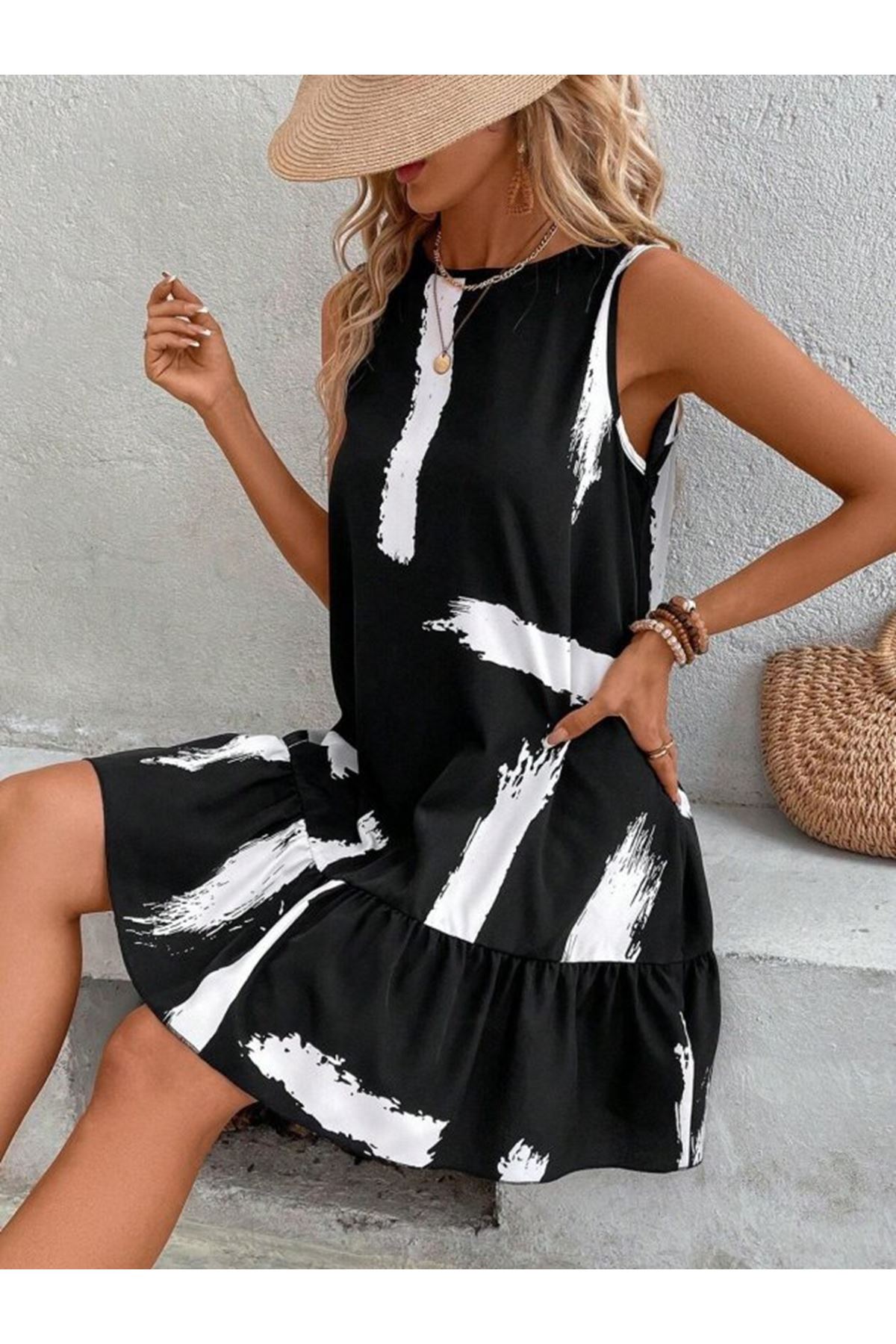 Kadın Kolsuz Bisiklet Yaka Arkadan Fiyonklu Süprem Kısa Elbise