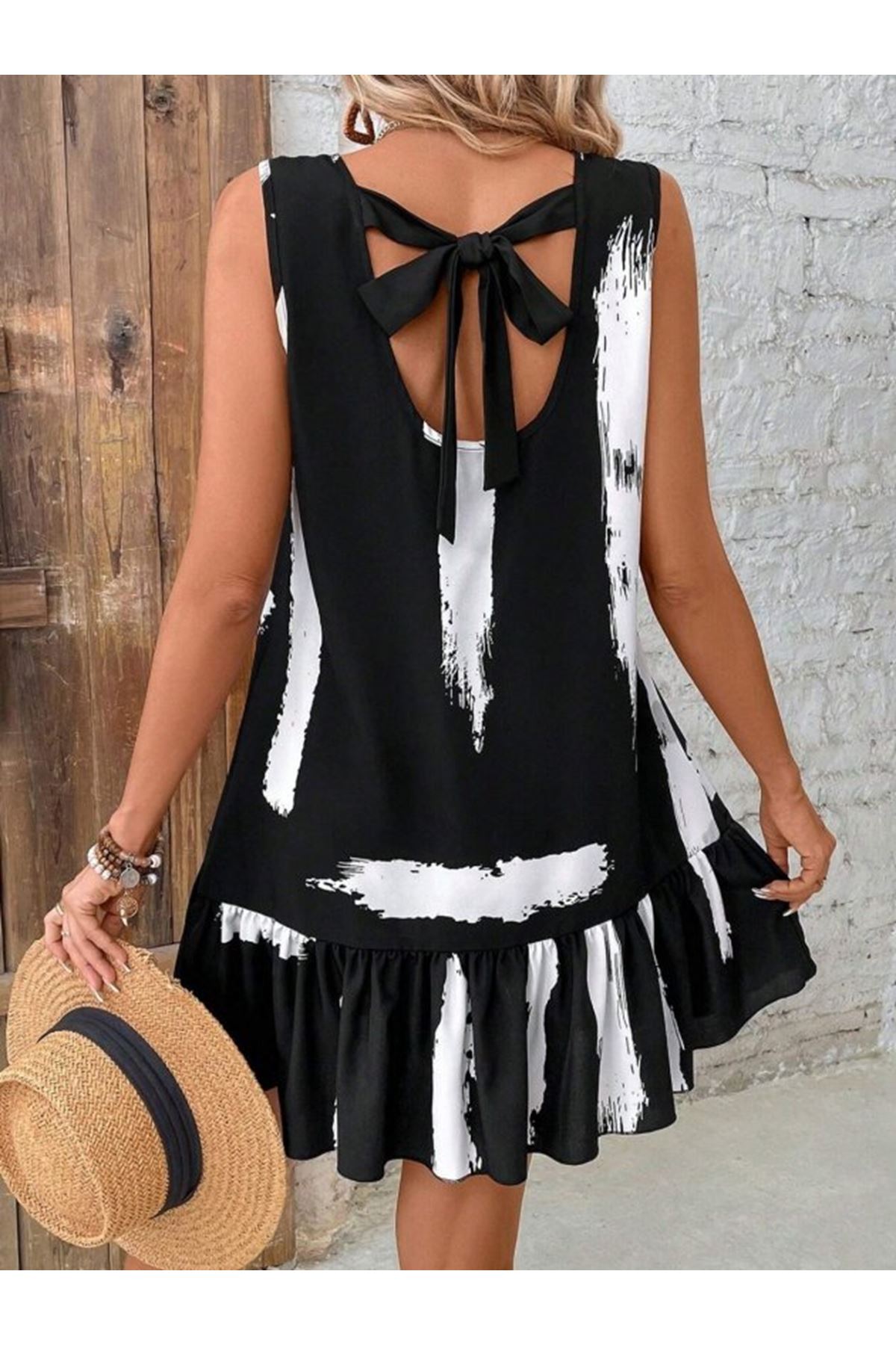 Kadın Kolsuz Bisiklet Yaka Arkadan Fiyonklu Süprem Kısa Elbise