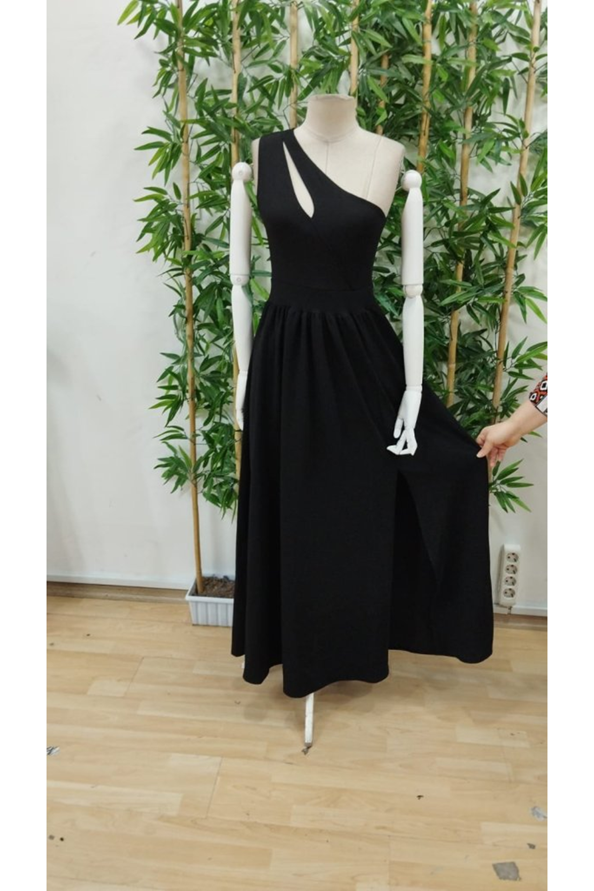 Kadın Omuzlardan Açık Asimetrik Yaka Detaylı Yırtmaçlı Maksi Boy Janjan Krep Elbise