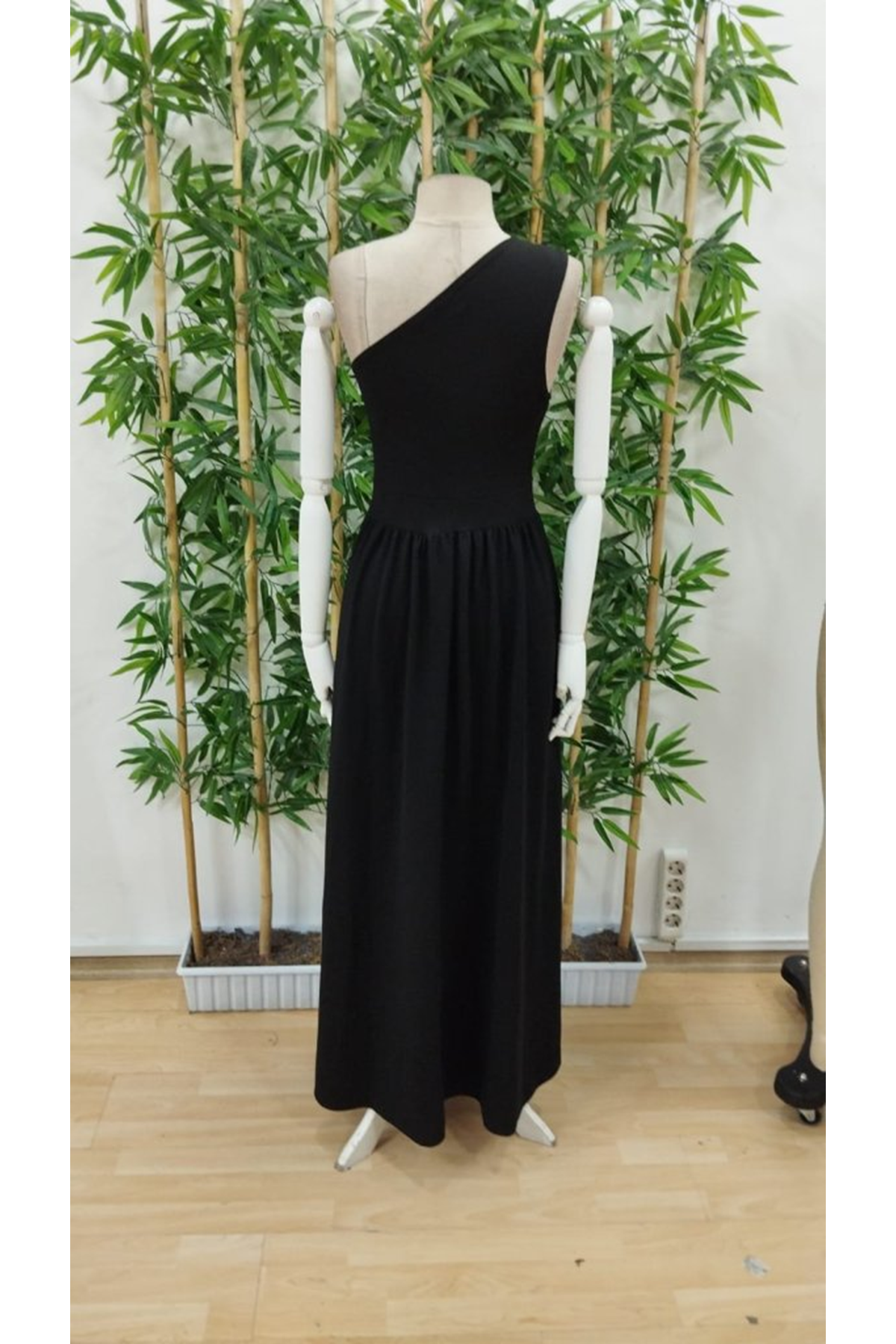 Kadın Omuzlardan Açık Asimetrik Yaka Detaylı Yırtmaçlı Maksi Boy Janjan Krep Elbise