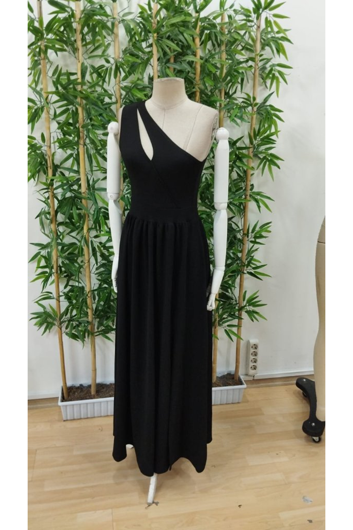 Kadın Omuzlardan Açık Asimetrik Yaka Detaylı Yırtmaçlı Maksi Boy Janjan Krep Elbise