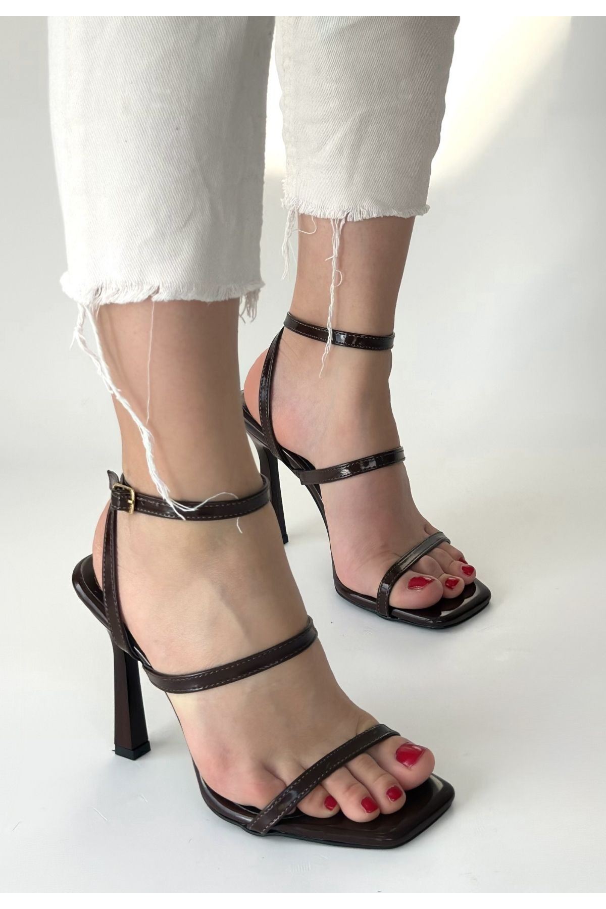 Umira Kahverengi Rugan Topuklu Bilekten Kemerli Ayakkabı