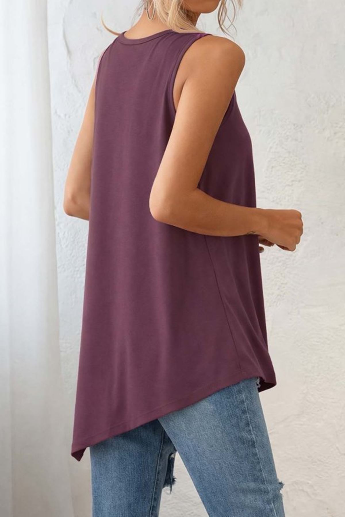 Kadın Askılı Yuvarlak Yakalı Asimetrik Kesim Detaylı Viskon Bluz