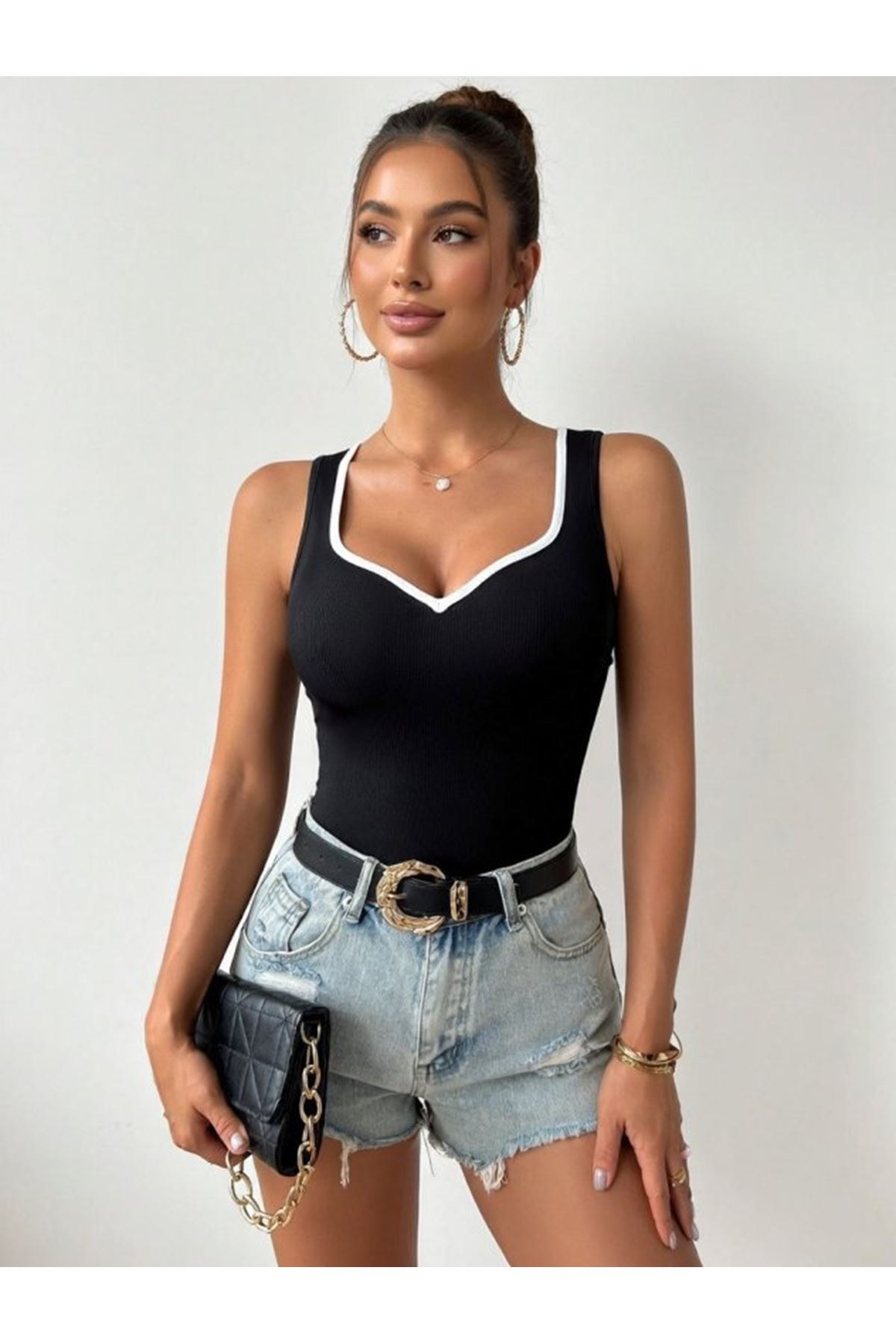 Kadın Siyah Kalp Yaka Beyaz Biyeli Kaşkorse Bluz Atlet