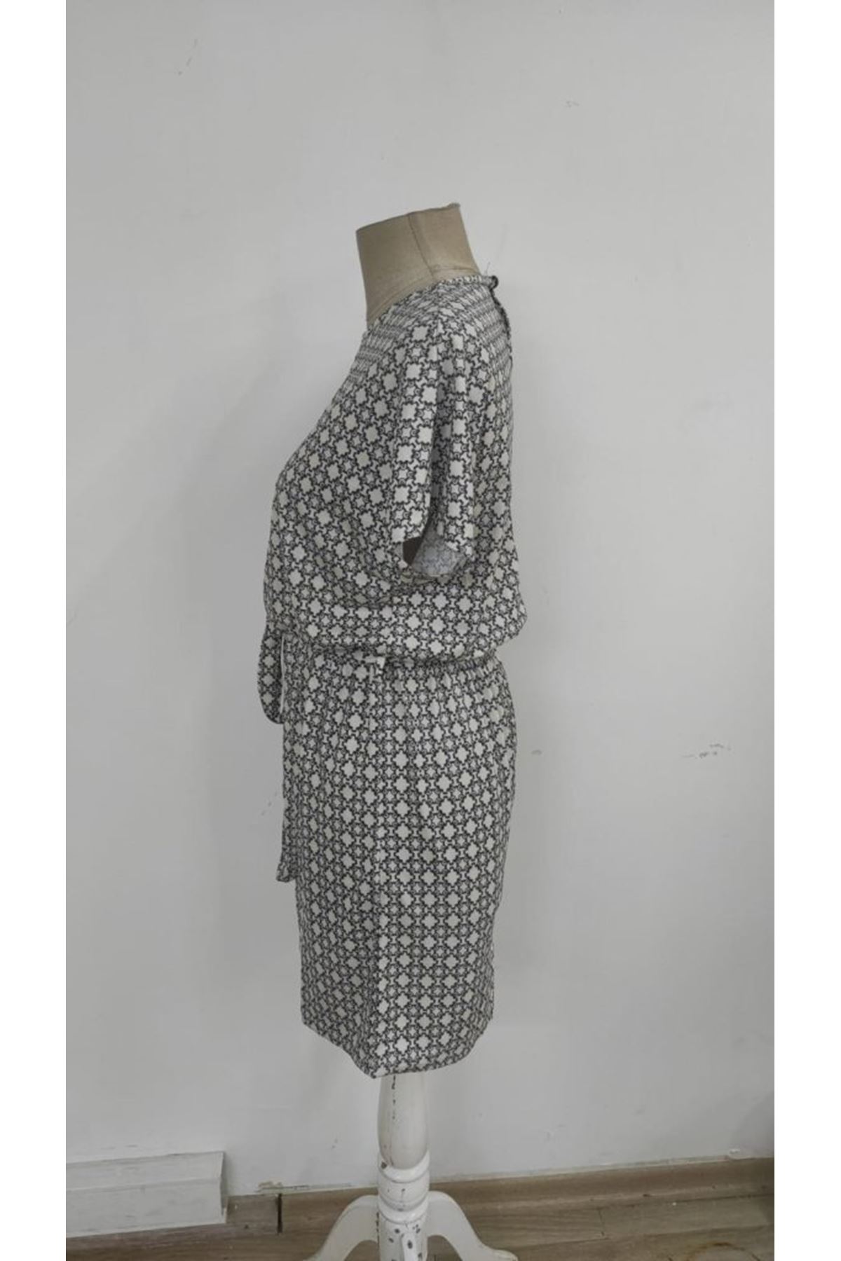 Kadın Kısa Kollu Yuvarlak Yaka Beli Kuşaklı Geometrik Desenli Süprem Elbise