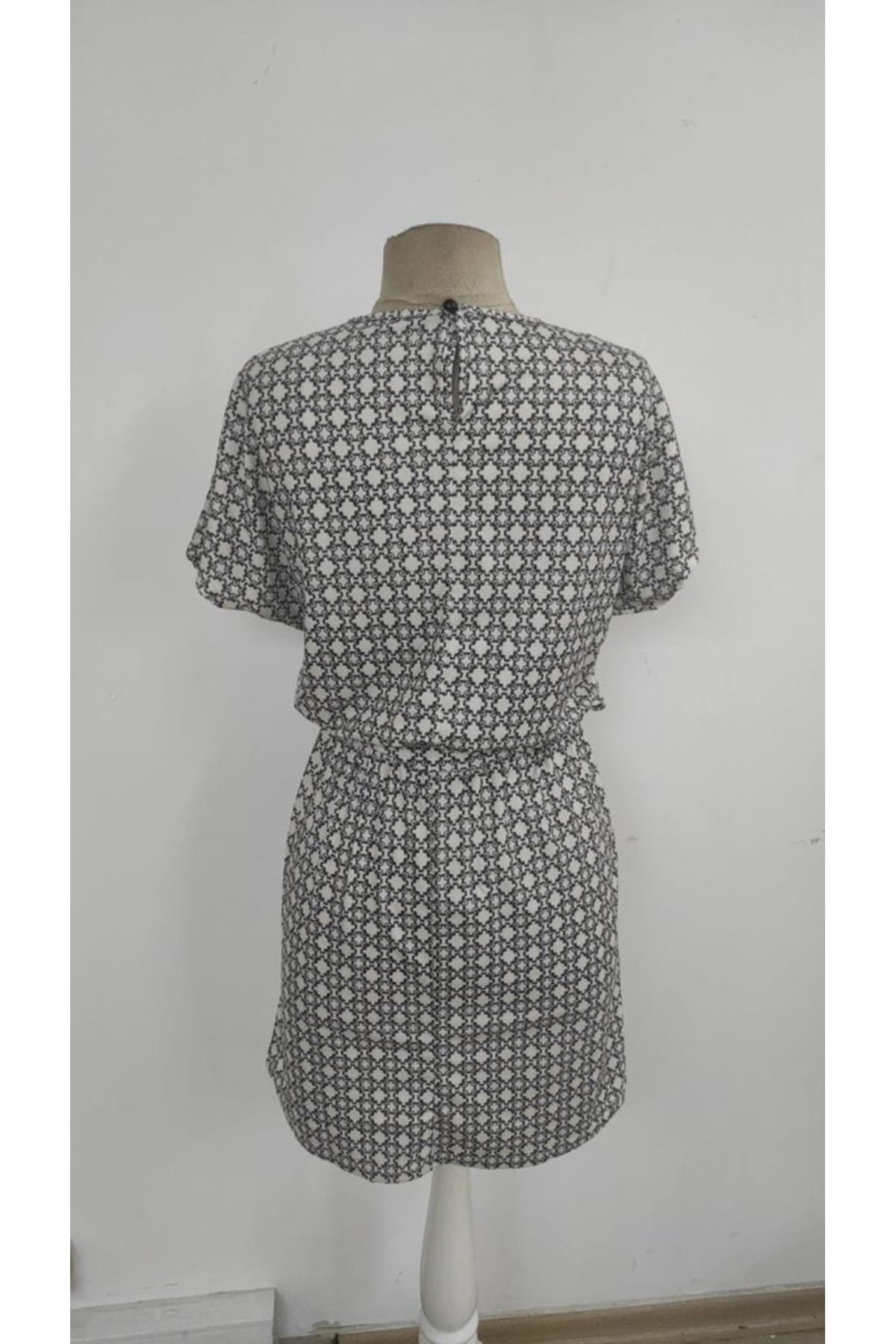 Kadın Kısa Kollu Yuvarlak Yaka Beli Kuşaklı Geometrik Desenli Süprem Elbise
