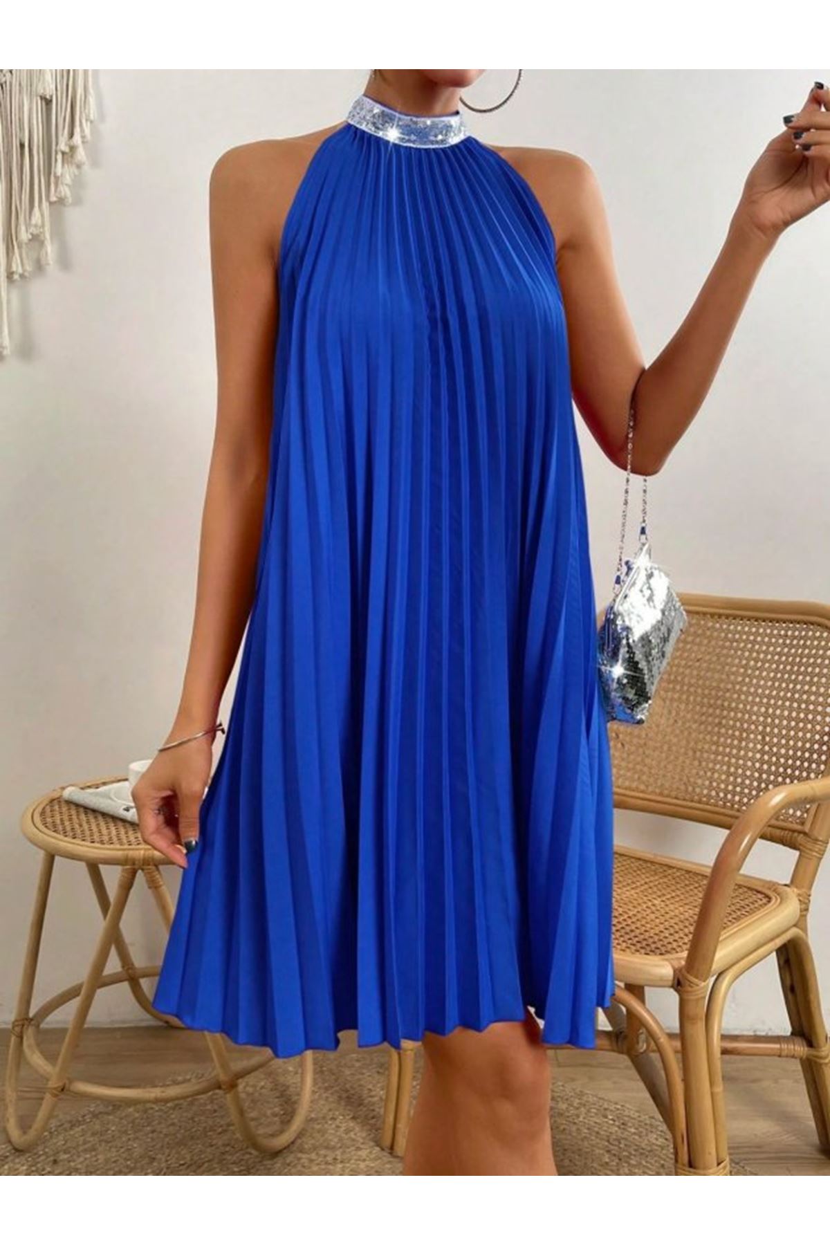 Kadın Balıkçı Yaka Omuzlardan Açık Pılelı Kısa Janjan Krep Elbise