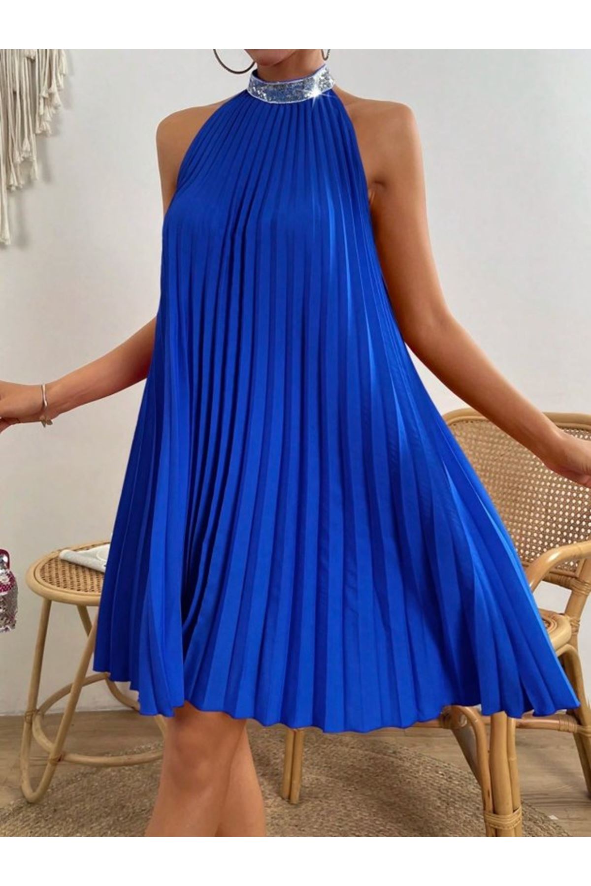 Kadın Balıkçı Yaka Omuzlardan Açık Pılelı Kısa Janjan Krep Elbise