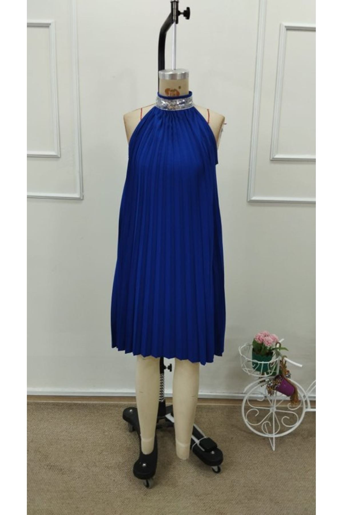 Kadın Balıkçı Yaka Omuzlardan Açık Pılelı Kısa Janjan Krep Elbise