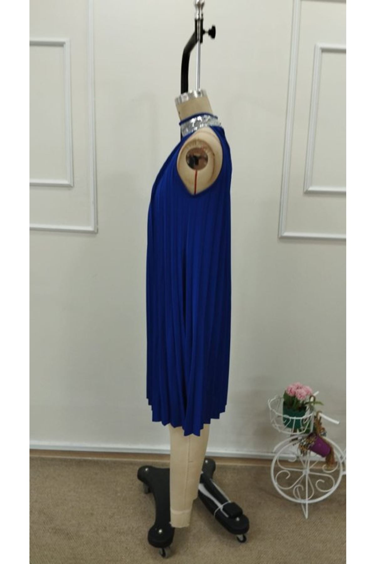 Kadın Balıkçı Yaka Omuzlardan Açık Pılelı Kısa Janjan Krep Elbise