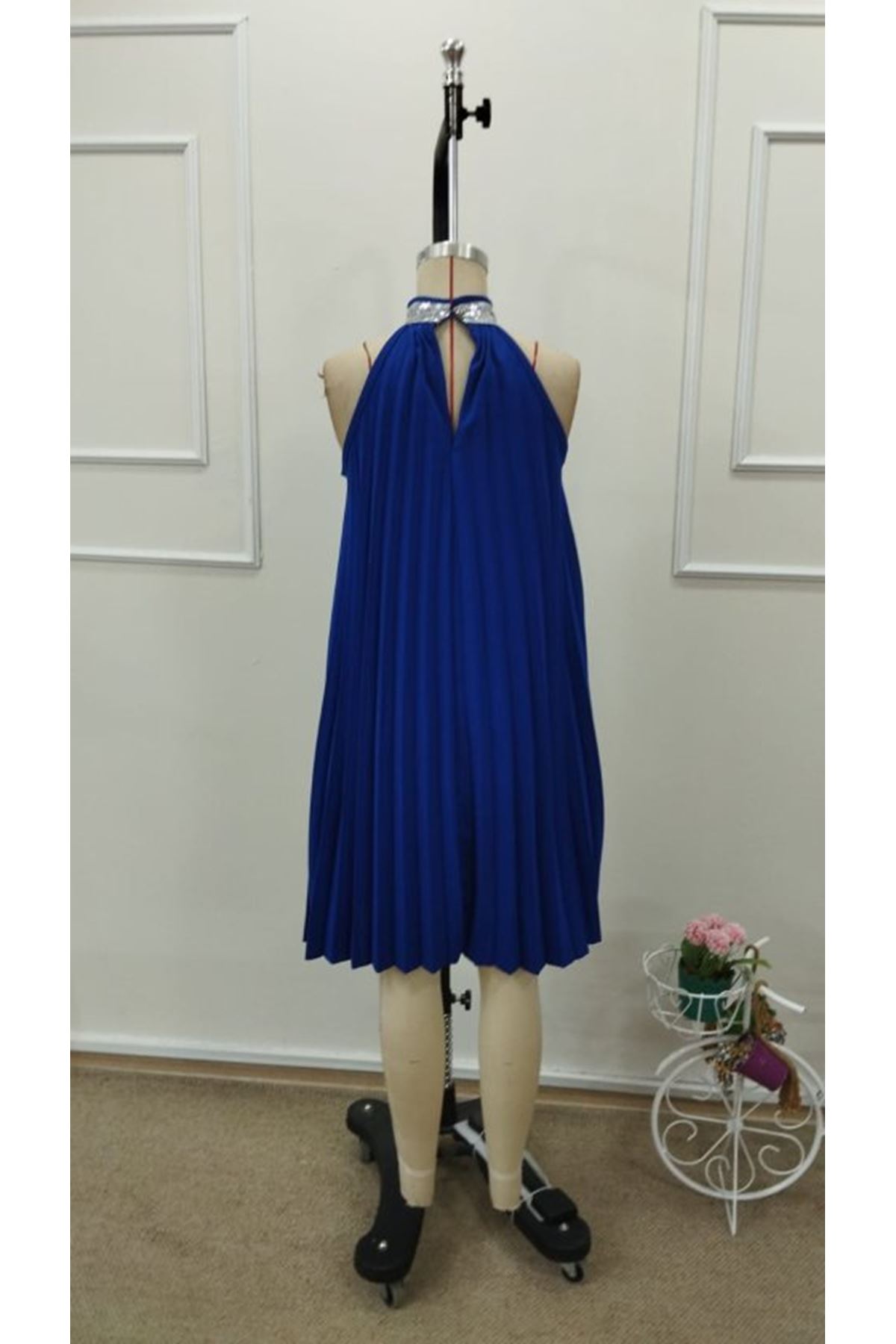 Kadın Balıkçı Yaka Omuzlardan Açık Pılelı Kısa Janjan Krep Elbise