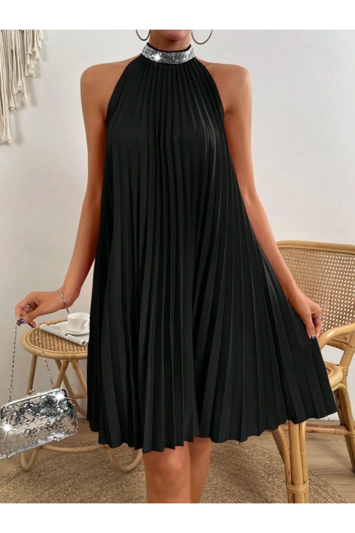 Kadın Balıkçı Yaka Omuzlardan Açık Pılelı Kısa Janjan Krep Elbise