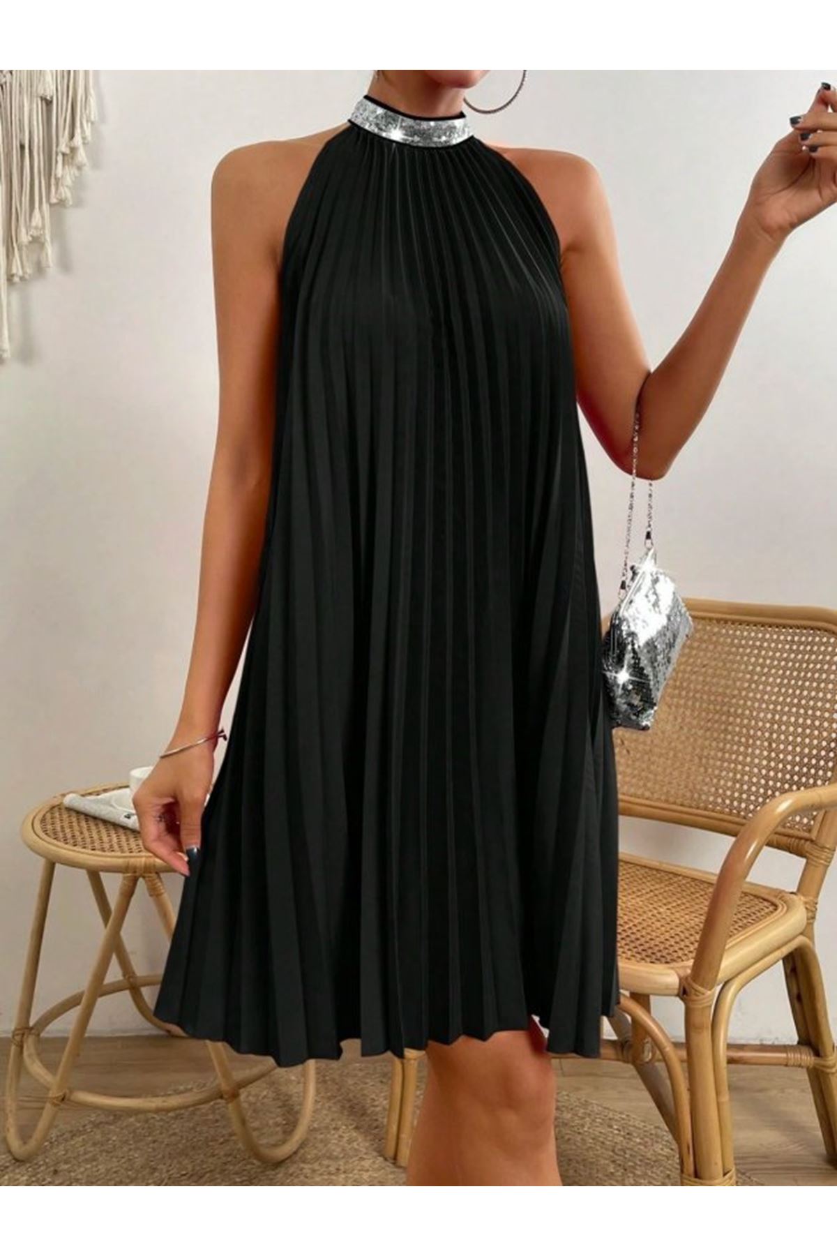 Kadın Balıkçı Yaka Omuzlardan Açık Pılelı Kısa Janjan Krep Elbise