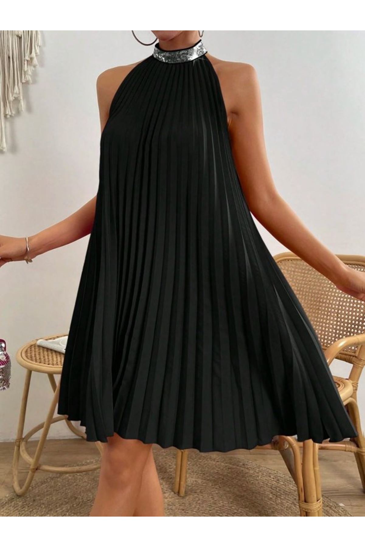 Kadın Balıkçı Yaka Omuzlardan Açık Pılelı Kısa Janjan Krep Elbise