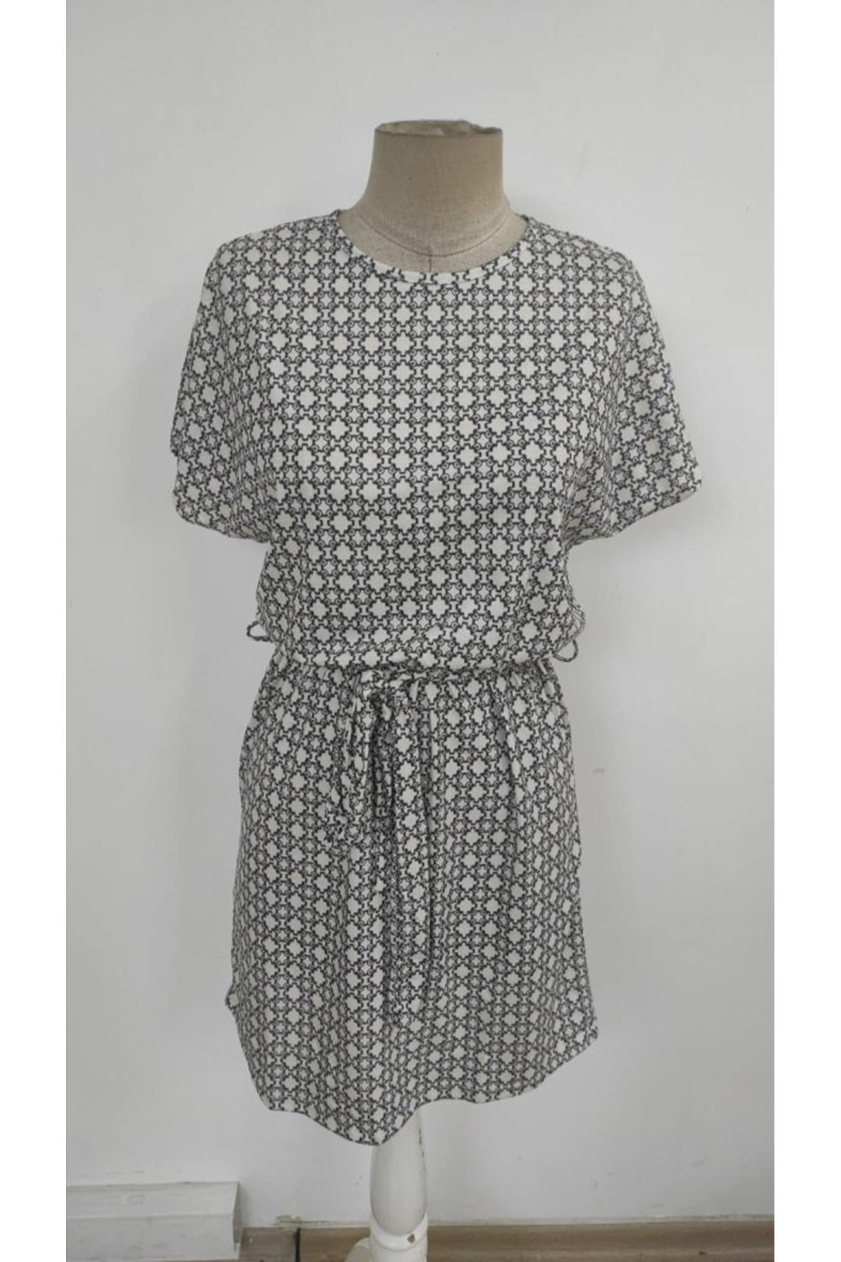 Kadın Kısa Kollu Yuvarlak Yaka Beli Kuşaklı Geometrik Desenli Süprem Elbise