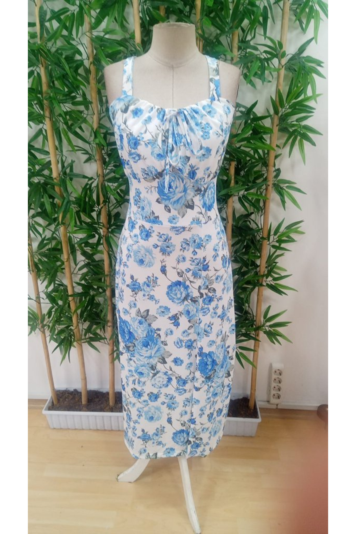 Kadın Askılı Geniş V Yakalı Sırttan Bağlamalı Yırtmaçlı Süprem Elbise