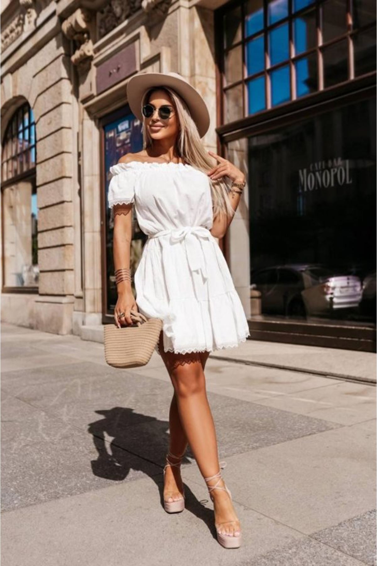 Kadın Dantel Detaylı Madonna Yaka Beli Kuşaklı Keten Kumaş Elbise