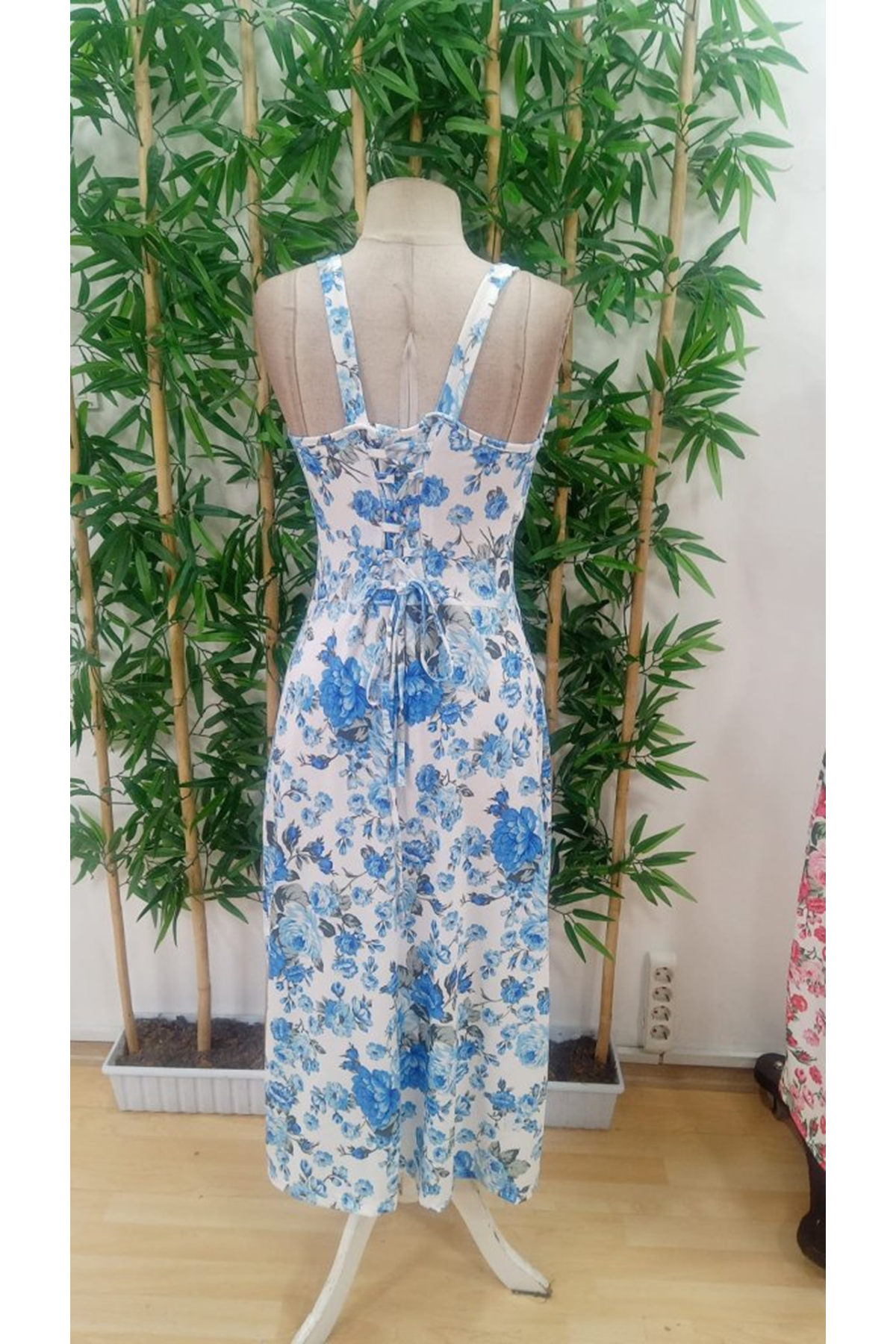 Kadın Askılı Geniş V Yakalı Sırttan Bağlamalı Yırtmaçlı Süprem Elbise