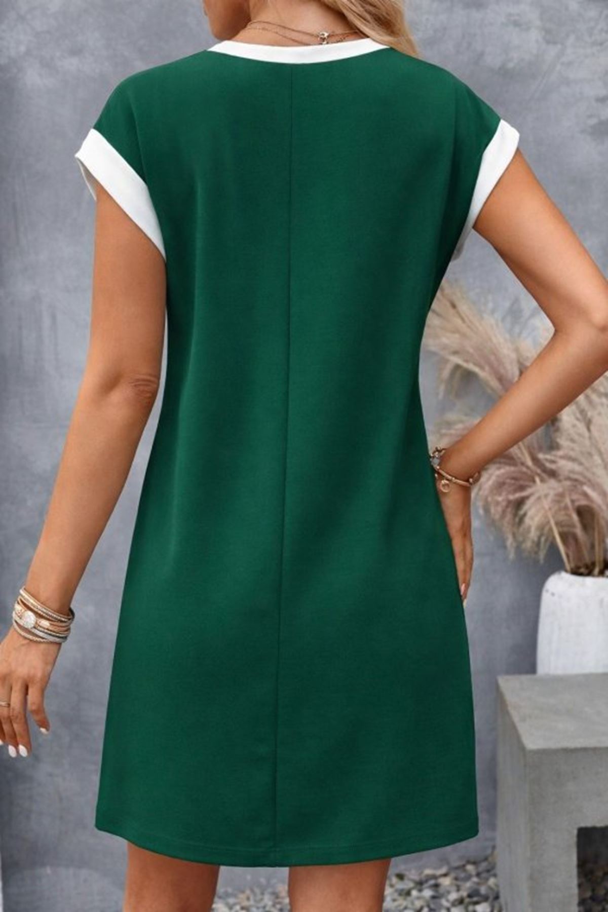 Kadın Kısa Kollu Yuvarlak Yakalı Kontrast Manset Detaylı Kısa Janjan Krep Elbise