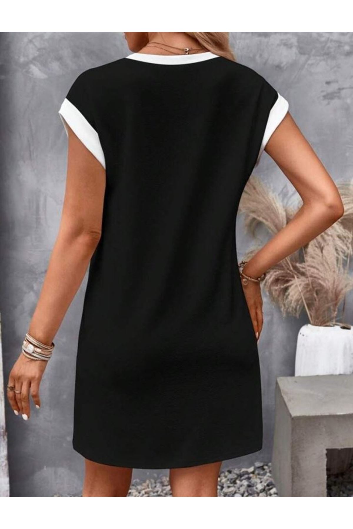 Kadın Kısa Kollu Yuvarlak Yakalı Kontrast Manset Detaylı Kısa Janjan Krep Elbise