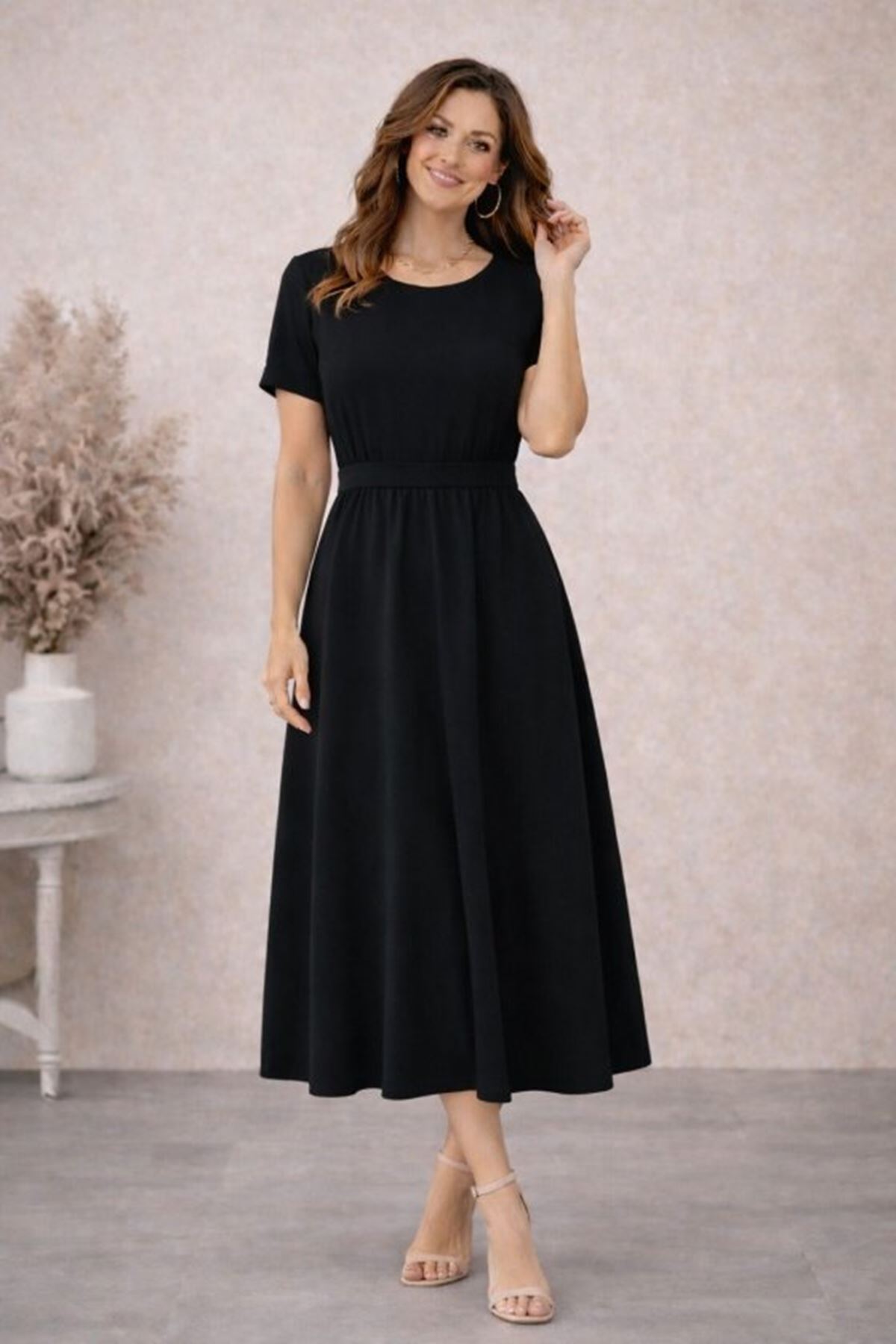 Kadın Kısa Kollu Yuvarlak Yaka Arkadan Düğmeli Viskon Midi Elbise