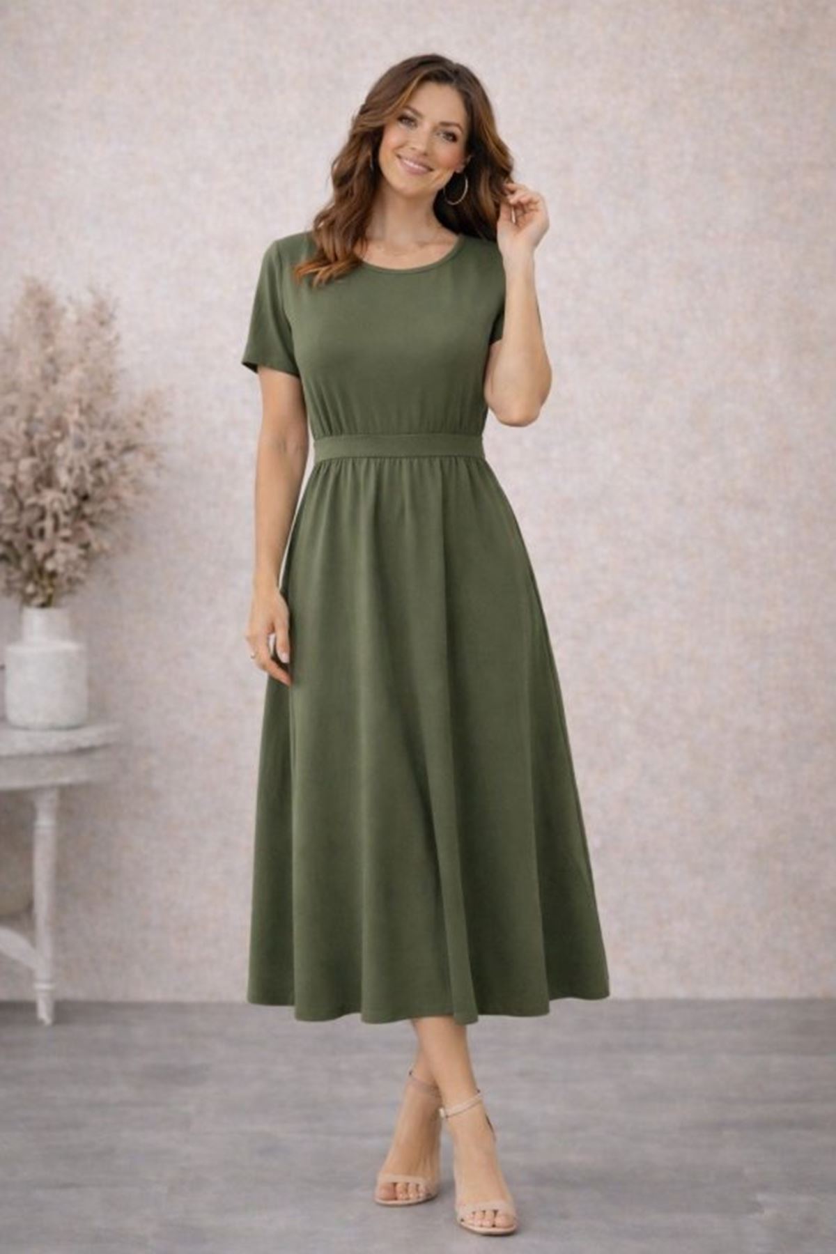 Kadın Kısa Kollu Yuvarlak Yaka Arkadan Düğmeli Viskon Midi Elbise