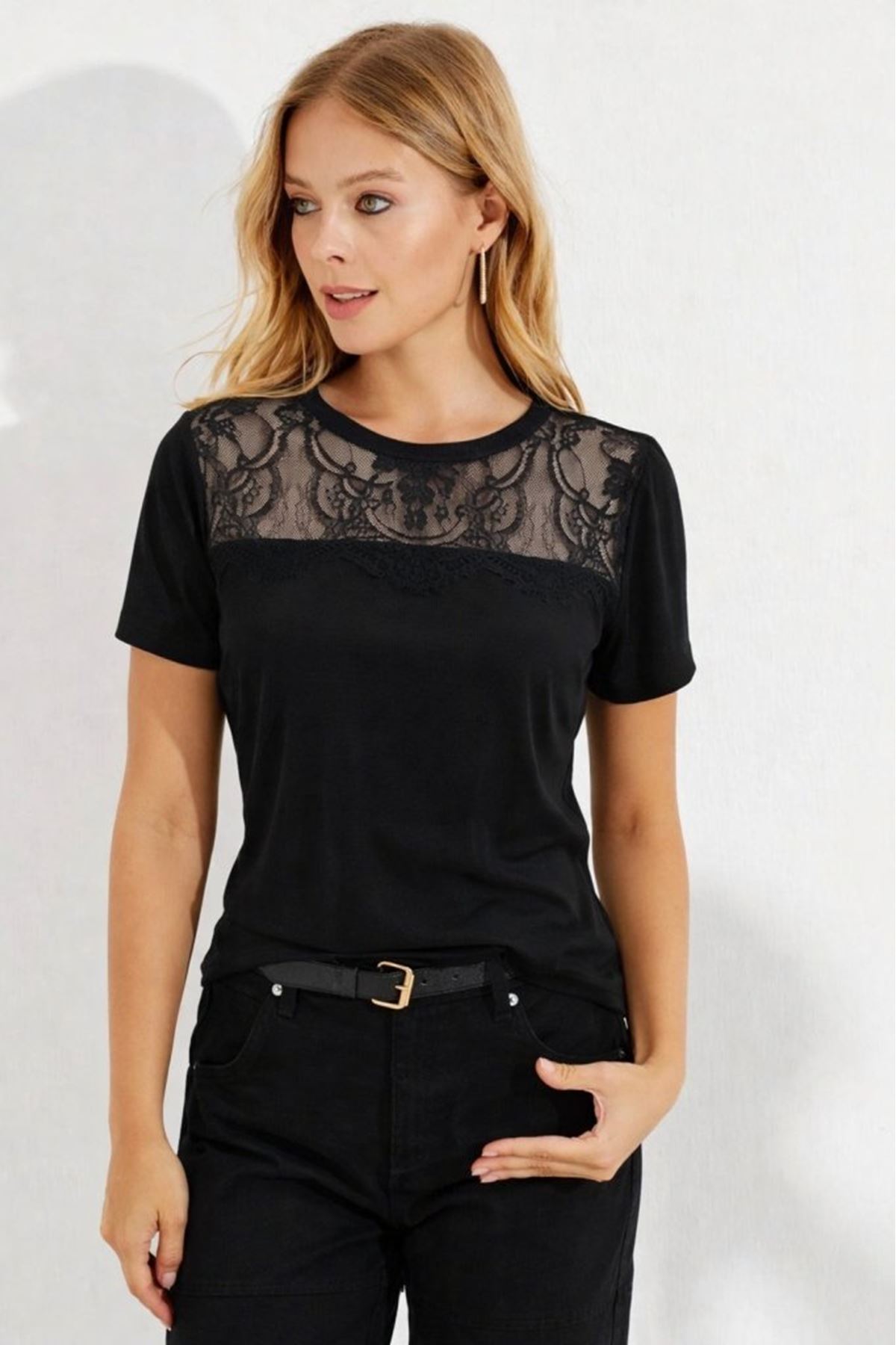 Kadın Kısa Kollu Yuvarlak Yaka ön Dantel Detaylı Viskon Bluz