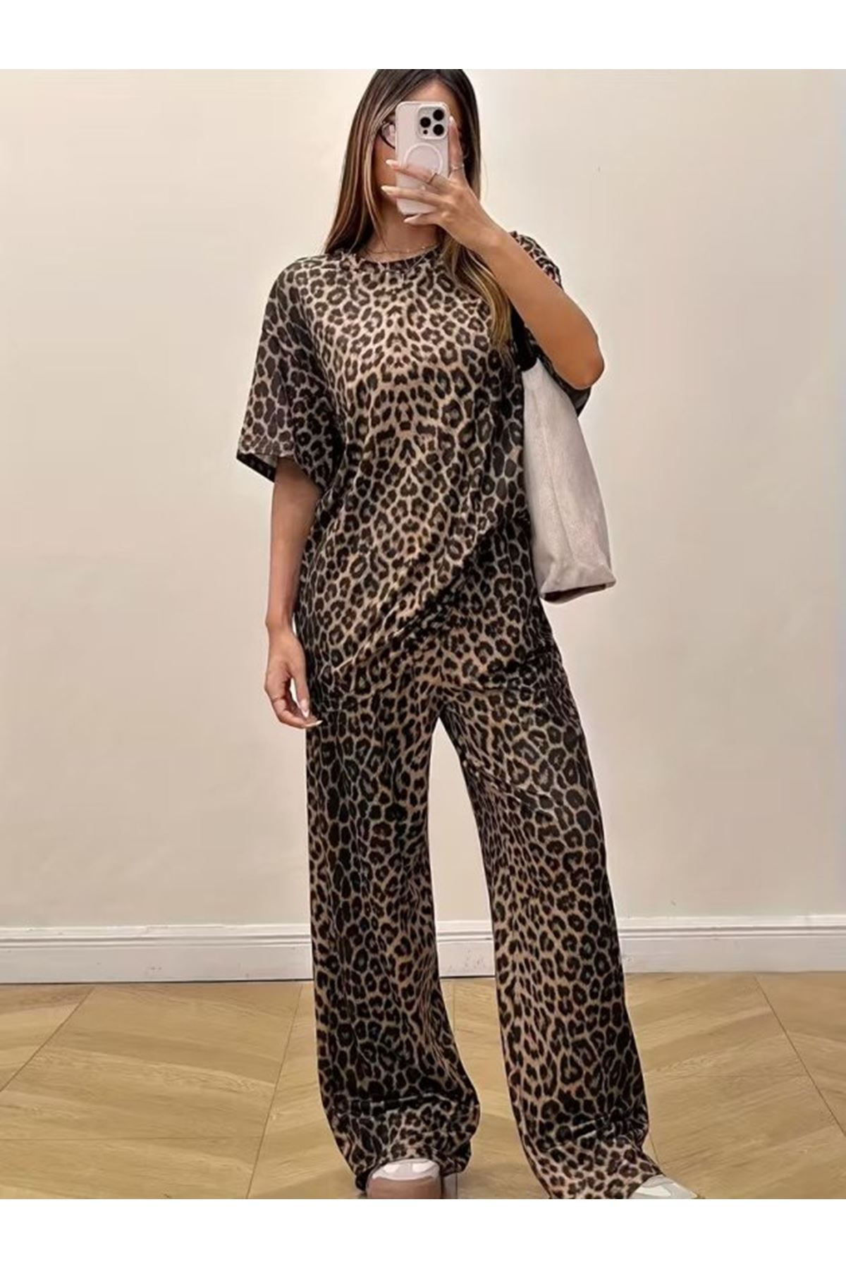 Kadın Kısa Kollu Bisiklet Yaka Iki Iplik Leopar Desenli Bluz Ve Pantolon Ikili Takım