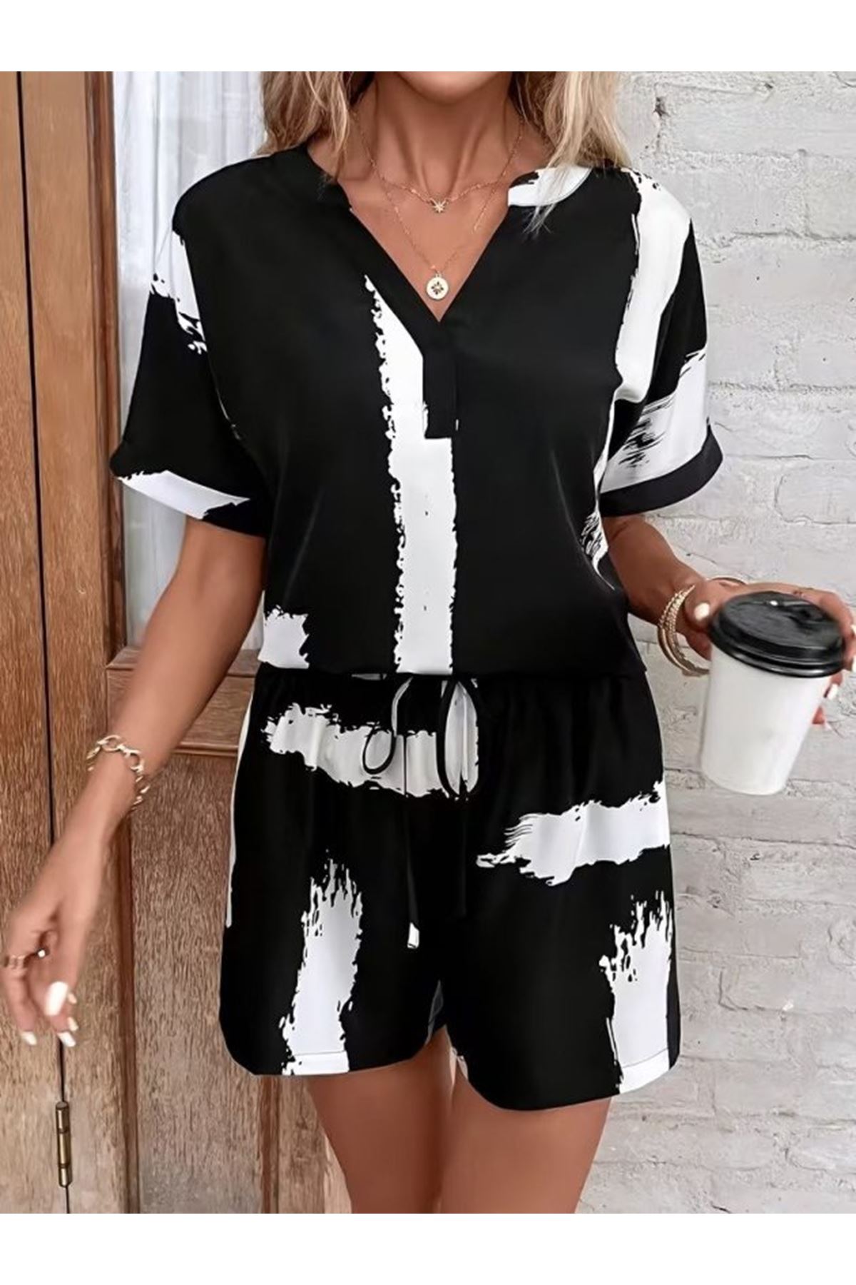 Kadın Kısa Kollu V Yakalı Desenli Bluz Ve Short Ikili Süprem Takım