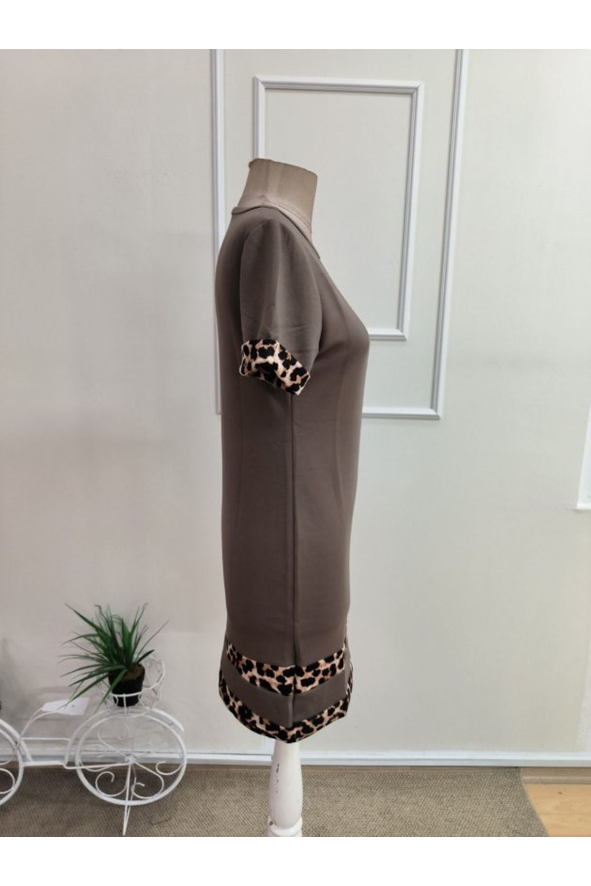 Kadın Kısa Kollu Bisiklet Yaka Leopar şerit Detaylı Kısa Modal Elbise