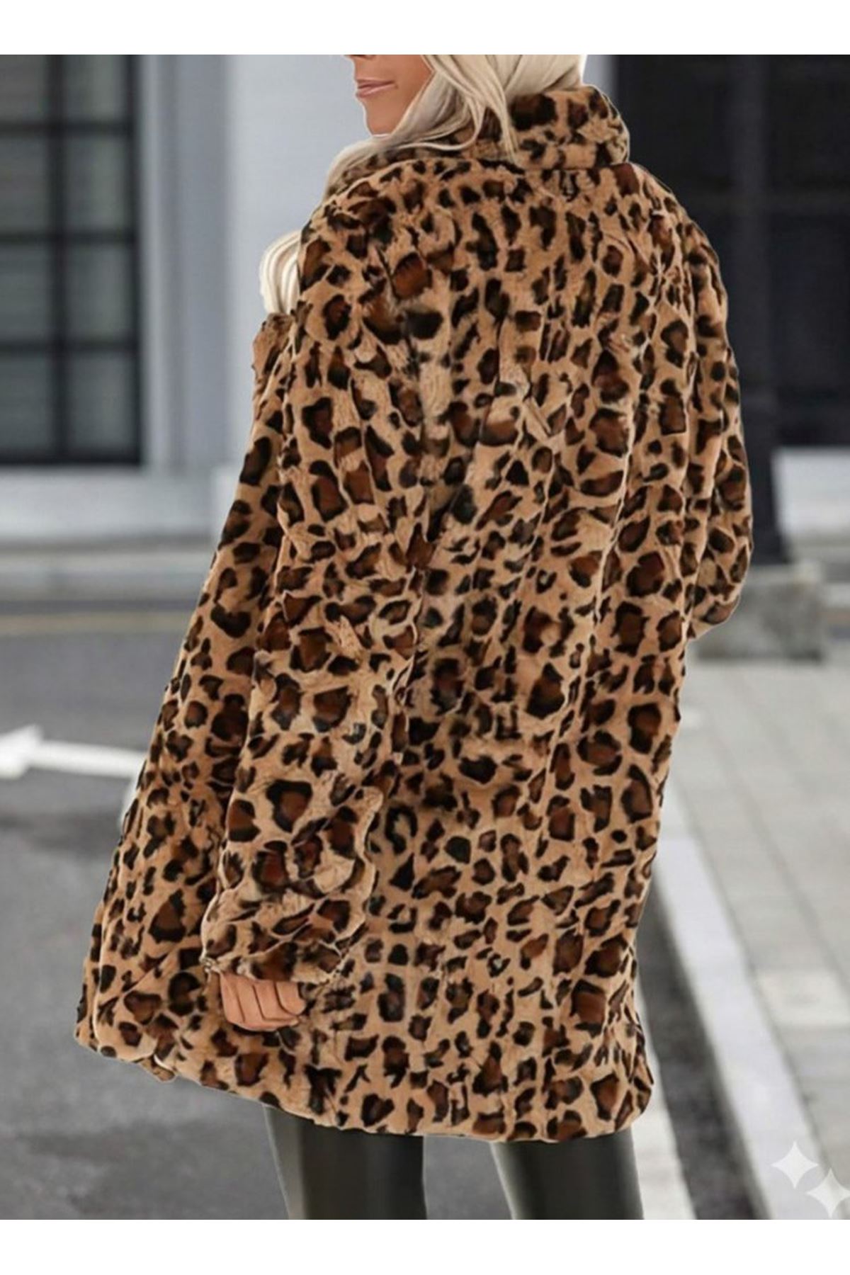 Kadın Uzun Kollu Yakalı Cepli Kısa Peluş Leopar Kaban