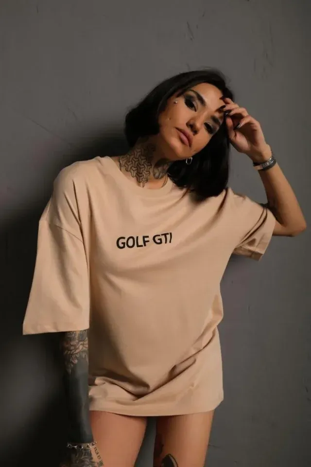 Oversize Baskılı Tişört – Golf GTI Retro Araba Desenli, Ön - Arka Dijital Baskı, Sokak Modası Stil - Bej