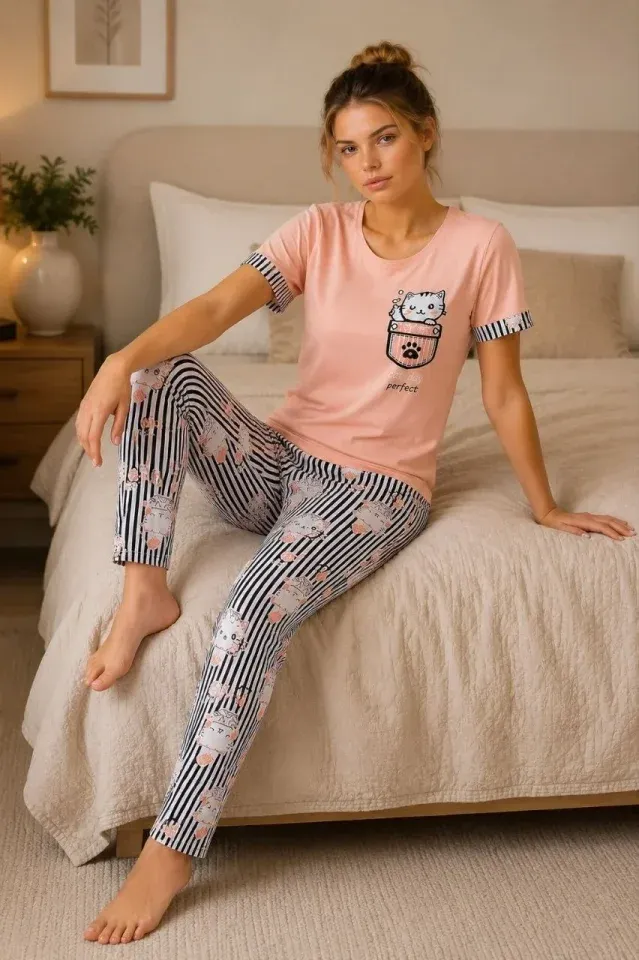 Pamuklu Penye Kedi Baskılı Kısa Kollu Bisiklet Yaka Çizgili Pijama Takımı - Pudra