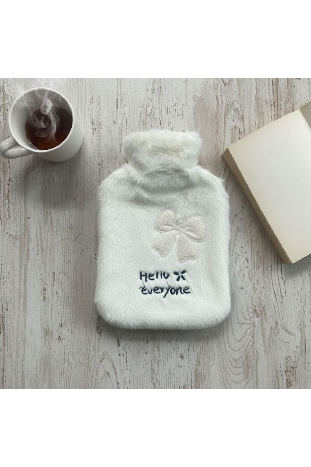 Hello Everyone Yazılı Kurdeleli Beyaz Peluş Sıcak Su Torbası 1 Lt – Yumuşak Kılıf, Uzun Süre Sıcak Tutan Termal Su Torbası