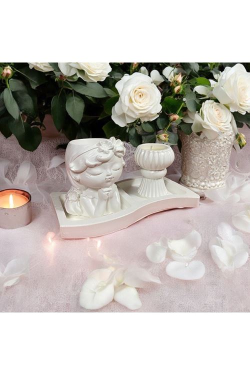 "Zarif Kız Figürlü Mumluk ve Çiçeklik ile Mekânınıza Büyüleyici Bir Dokunuş Katın!"