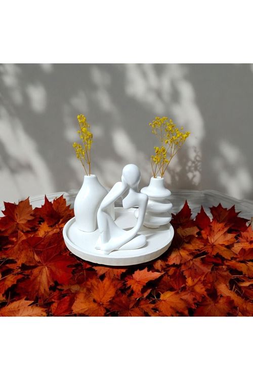 "Modern Sanatın Zarif Dokunuşu: Düşünceli Figür ve Vazo Dekor Seti"