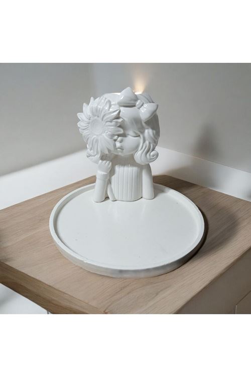 "iç Mekanlarınıza Zarafet Katın: Güneş Çiçeği Tutan Kız Mumluk"