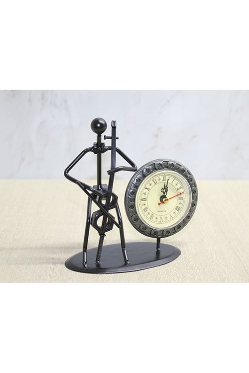 Metal Saatli Keman Çalan Müzisyen