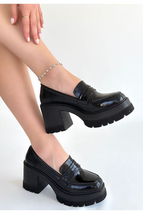 Janes Siyah Rugan Dolgu Topuk Ayakkabı