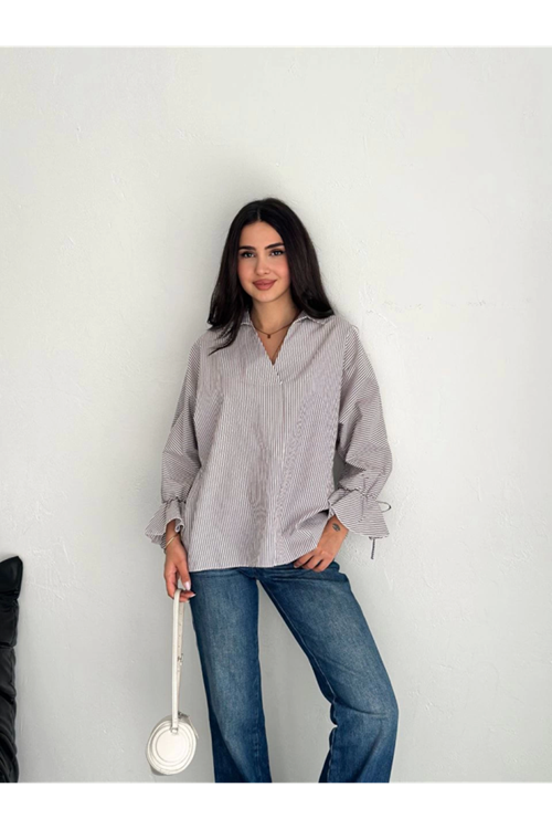 Arkası Asimetrik Yırtmaç Kesim Detaylı Cizgili Bluz Gömlek - Gri