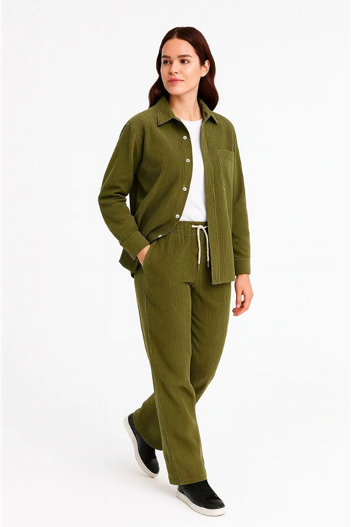 Kadife Oversize Takım – Gömlek Ve Pantolon İkili Set Füme Corduroy Şıklığı, Rahat Ve Zarif Duruş Yumuşak Dokulu Kadife Kumaş, Düğmeli Gömlek Üst Ve Lastikli Pantolon Alt Parça Ile Gün Boyu Konfor- Haki